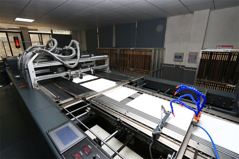 生產設備   高速運轉的監管碼賦碼印刷機 - 副本.JPG